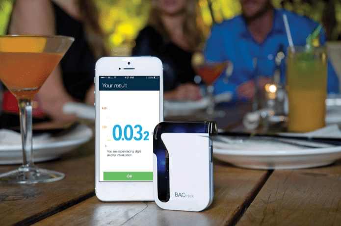 Bactrack Mobile на столе с напитками 2000X1328