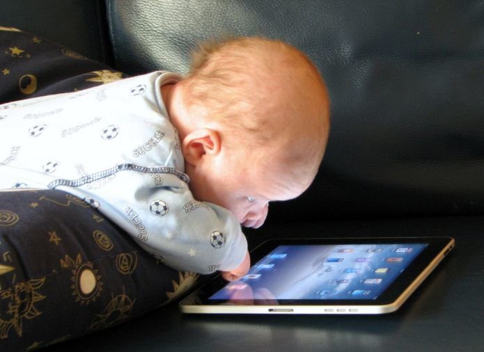 Baby Sees I Pad Стив Чиппи