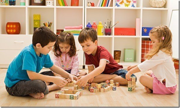 Весело играть с друзьями в одной комнате