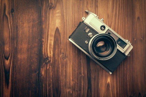 Компактная винтажная камера Shutterstock «наведи и снимай»