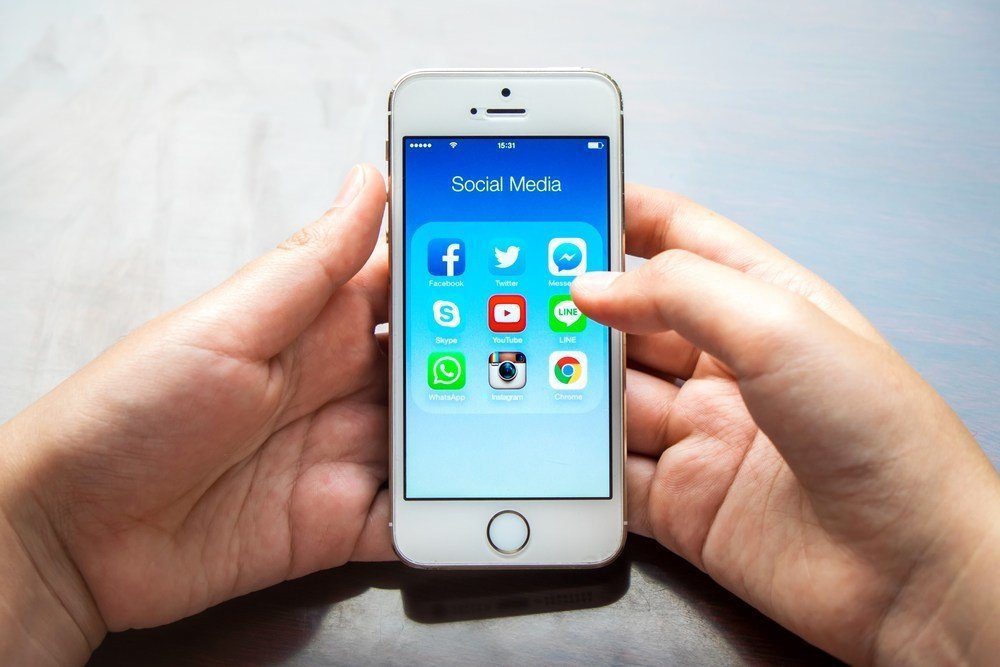 Shutterstock Социальные сети Twitter Facebook Iphone